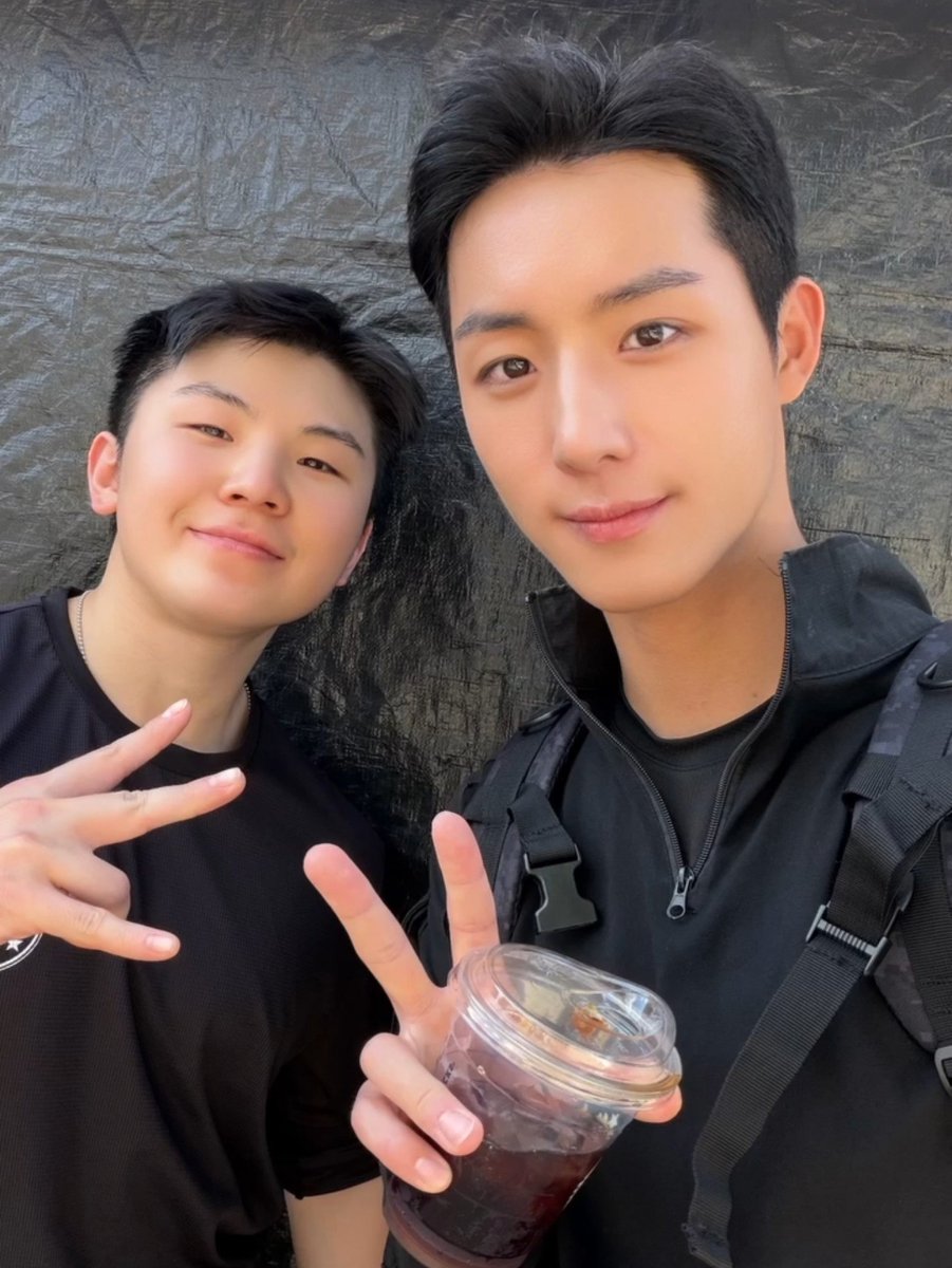 cloudprincesss_'s tweet photo. Seunghwan is collecting hyungs in the military 😭

#정승환 #JeongSeunghwan #ATBO https://t.co/R0FyRMbFWQ