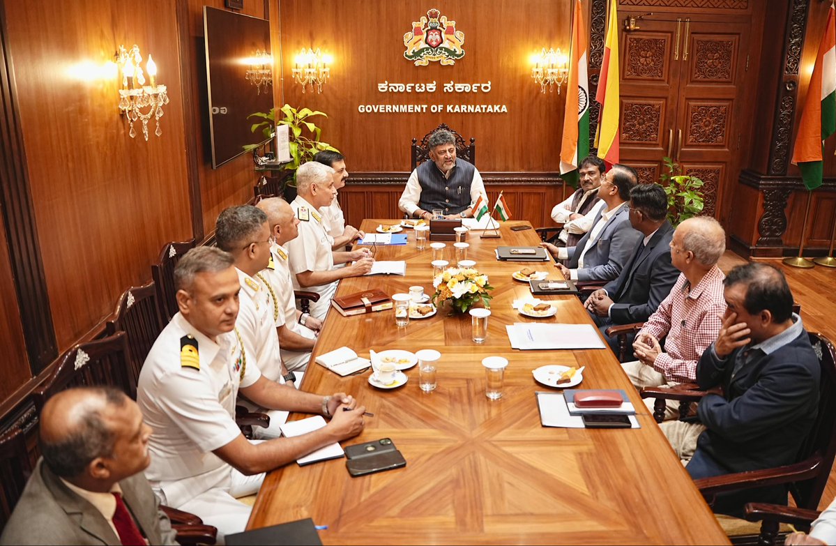 CMofKarnataka's tweet photo. Vice Admiral Sanjay Vatsayan, PVSM, AVSM, NM, Flag Officer Commanding-in-Chief, Western Naval Command, along with his team, called on Hon’ble Chief Minister Shri @DKShivakumar at Vidhana Soudha today. https://t.co/2yIPQxQYcD