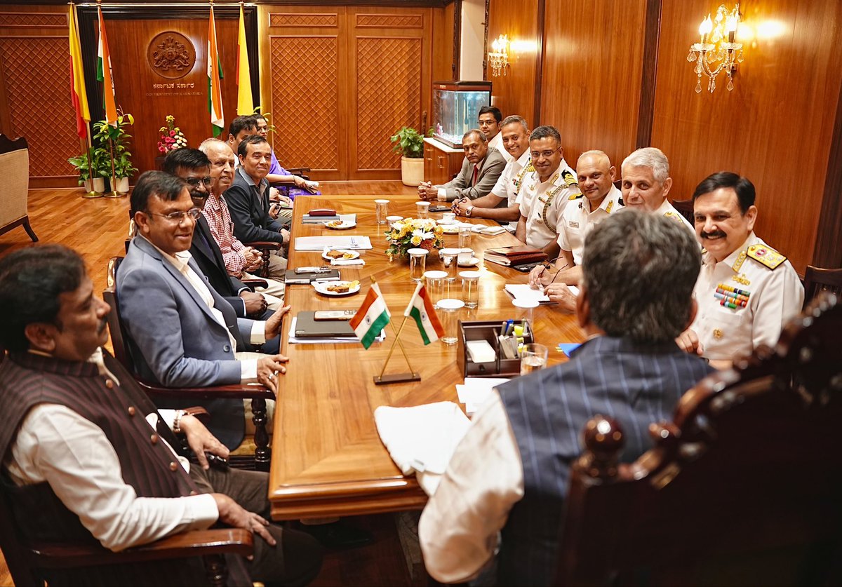 CMofKarnataka's tweet photo. Vice Admiral Sanjay Vatsayan, PVSM, AVSM, NM, Flag Officer Commanding-in-Chief, Western Naval Command, along with his team, called on Hon’ble Chief Minister Shri @DKShivakumar at Vidhana Soudha today. https://t.co/2yIPQxQYcD