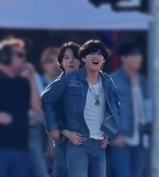 Babievminnie's tweet photo. @pjjkosmos @ruruuyoon Please draw #Vmin with #Tae behind with 1 hand in #Jimin's cutout #and the other on Jimin's waist..also draw another with Jimin as usual #merging with #his Tae hehe("";<3 https://t.co/LPX2m3KRsQ