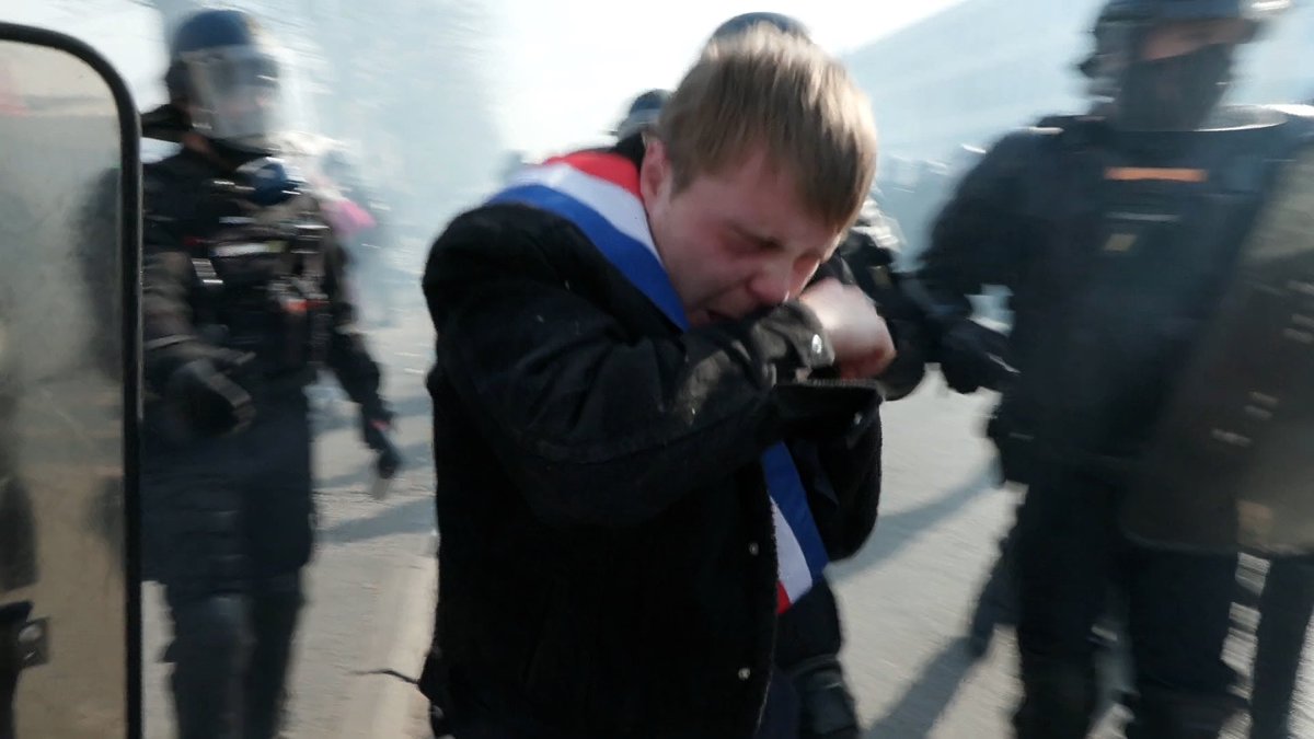 Guigz75116's tweet photo. Petit Louis, le révolutionnaire de salon : le tricolore en bandoulière, la posture de barricade et déjà à genoux dès que ça pique un peu. 🤣

Les vrais, eux, ne toussaient pas à la première cartouche. https://t.co/cq4RxWswo4