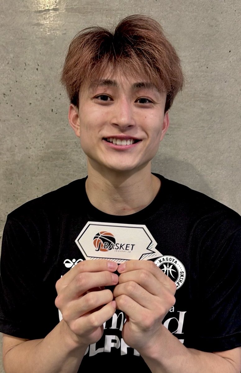 jbasket_jp's tweet photo. B.PREMIER】加藤嵩都「ゲームチェンジャーとして」／名古屋D 3年目「そろそろしっかりと結果を出さなければいけない」島根戦勝利後🎙️
⁡
B.PREMIER開幕から4連勝と最高のスタートを切った名古屋ダイヤモンドドルフィンズ。その中で、コートに入るとチームに新たなテンポとエネルギーをもたらしているのがPG加藤嵩都だ。
⁡
2000年1月15日生まれ、宮城県出身。178cm、73kg。明星大学から熊本、さいたま、福島を経て、2024-25シーズンに名古屋Dへ加入。今シーズンで名古屋D3年目を迎えている。
⁡
今シーズンは開幕4試合に出場し、平均7.3得点、3.8リバウンド、3.5アシスト、1.5スティール。3P成功率40.0％。齋藤拓実がゲームを作る時間帯とはまた違ったテンポと強度を加え、得点だけでなく、ディフェンスやゲームメイクでもチームに流れを持ってきている。
⁡
Jbasketは試合後に聞いた。
⁡
J：開幕から素晴らしいスタートの中で、加藤選手自身も今シーズンゲームに入った時に得点だけではなくて、ディフェンスやゲームメイクを含めて、ここまで自分の役割をどう捉えてプレーできていますか？
⁡
加藤
「そうですね。一つはゲームチェンジャーとして、試合の流れを持ってくることや良い流れを継続させることです。自分がコートに入った時に良い流れになっているのは（手応えとしてあります）」
⁡
J：齋藤選手がゲームを作る時間帯とはまた違うテンポや強度を加藤選手が入った時に出しているように感じるんですけど、自分がコートに入った時、チームに何を加えたいと思っていましたか？
⁡
加藤
「一つはパッションですかね。チームに良いエネルギーを与えることは一つの役割として思っているので、それを与えつつ。（齋藤）拓実さんが出ている時の（後の）5分ぐらいで出ることが多いんですけど、その時にチームが何が必要なのか、それがボールゲームであったり、ペースを上げることだったり、エネルギーを注入することだったり、そういうのをしっかり考えていくのがありました」
⁡
J：昨シーズンと比べて、今シーズンは自分からゲームを動かしているように見えるんですけど、加藤選手自身の中で昨シーズンから一番変わった部分や、意識して変えた部分とかありますか？
⁡
加藤
「マインドを強く意識していて、名古屋に来て3年目になるので、そろそろしっかりと結果を出さなければいけないなと。僕がプレーしている時にも試合に関わっていきたいですし、そこはしっかり数字を出すために頑張っていくというのも思っています。また、チームで僕はまだ優勝したことがないので、チャンピオンになるために（貢献）したいなと思います」
⁡
J：加藤選手、ファンに一言メッセージをお願いします。
⁡
加藤
「はい、いつも熱い応援ありがとうございます。まだまだ開幕したばかりです。これから良い景色を皆さんと一緒に見られれば楽しみにしているので、残り56試合、良い試合を見てもらえると嬉しいです。よろしくお願いします」

■Jbasket視点
加藤嵩都が自ら口にした「ゲームチェンジャー」という言葉が、今シーズンの役割をよく表している。
齋藤拓実がゲームを作ったあとにコートへ入り、同じことをするのではなく、その時にチームに何が必要なのかを考える。ペースを上げることなのか、エネルギーを注入することなのか。それを判断しながらゲームに入っていく。
⁡
そして、もう一つ出てきた言葉が「パッション」だった。名古屋Dで3年目。「そろそろしっかりと結果を出さなければいけない」と語る加藤の言葉通り、今シーズンは開幕から数字にもその変化が表れている。その先に見ているのは、自身がまだ経験していない優勝。「チャンピオンになるために」
⁡
開幕4連勝を飾った名古屋D。その中で、試合の流れを変えるゲームチェンジャーとして、加藤嵩都がどんなシーズンを作っていくのか注目したい。

#加藤嵩都
#名古屋ダイヤモンドドルフィンズ
@nagoyadolphins 
#BPREMIER
#Bリーグ
