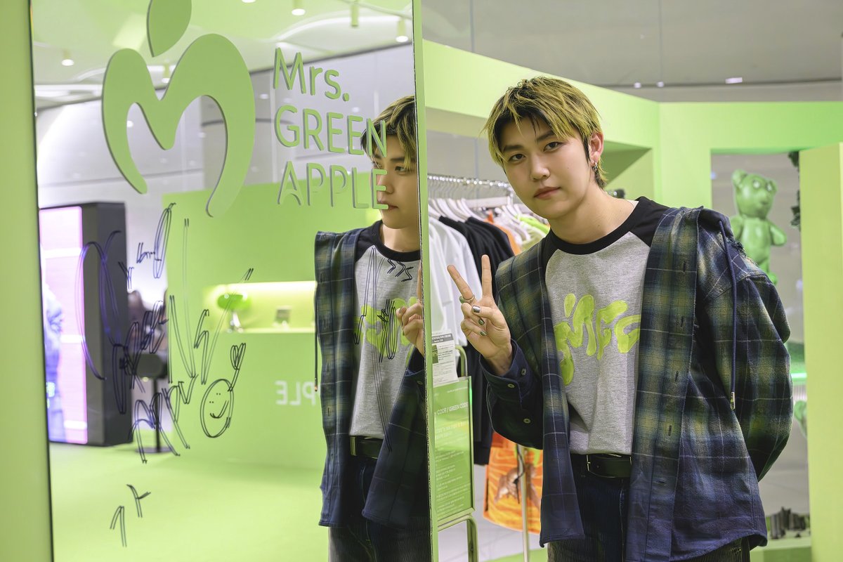 oricon's tweet photo. ミセス若井滉斗、韓国ソウルの
ソウルタワー点灯式に登場🍏
⠀
日本人アーティストとして初
“ミセスイメージ”の特別ライトアップ
⠀
数時間前の告知にもかかわらず
約500人のファン集結
「皆さん来てくれてありがとう❗️」
⠀
📸写真15枚
『POPS』ポップアップストアにも来店
https://t.co/JC13rZLbrM
⠀
#MrsGREENAPPLE