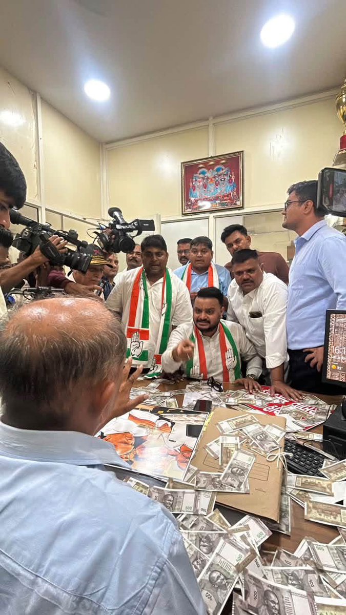 Harsh_SoniINC's tweet photo. जनता के मुद्दे रखने गए NSUI और यूथ कांग्रेस के कार्यकर्ताओं के साथ कथित बदसलूकी के खिलाफ़ ज़बरदस्त विरोध। ✊

लोगों की बात सुननी होगी, जवाब देना होगा और ज़िम्मेदार लोगों के ख़िलाफ़ सही कार्रवाई करनी होगी।

जनता के मुद्दों के लिए लड़ाई जारी रहेगी। 🔥

#NSUI #YouthCongress #Ahmedabad 
@RahulGandhi @priyankagandhi @kcvenugopalmp @rssurjewala @AmitChavdaINC @BharatSolankee @VinodJakharIN