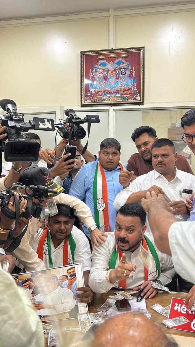 Harsh_SoniINC's tweet photo. जनता के मुद्दे रखने गए NSUI और यूथ कांग्रेस के कार्यकर्ताओं के साथ कथित बदसलूकी के खिलाफ़ ज़बरदस्त विरोध। ✊

लोगों की बात सुननी होगी, जवाब देना होगा और ज़िम्मेदार लोगों के ख़िलाफ़ सही कार्रवाई करनी होगी।

जनता के मुद्दों के लिए लड़ाई जारी रहेगी। 🔥

#NSUI #YouthCongress #Ahmedabad 
@RahulGandhi @priyankagandhi @kcvenugopalmp @rssurjewala @AmitChavdaINC @BharatSolankee @VinodJakharIN