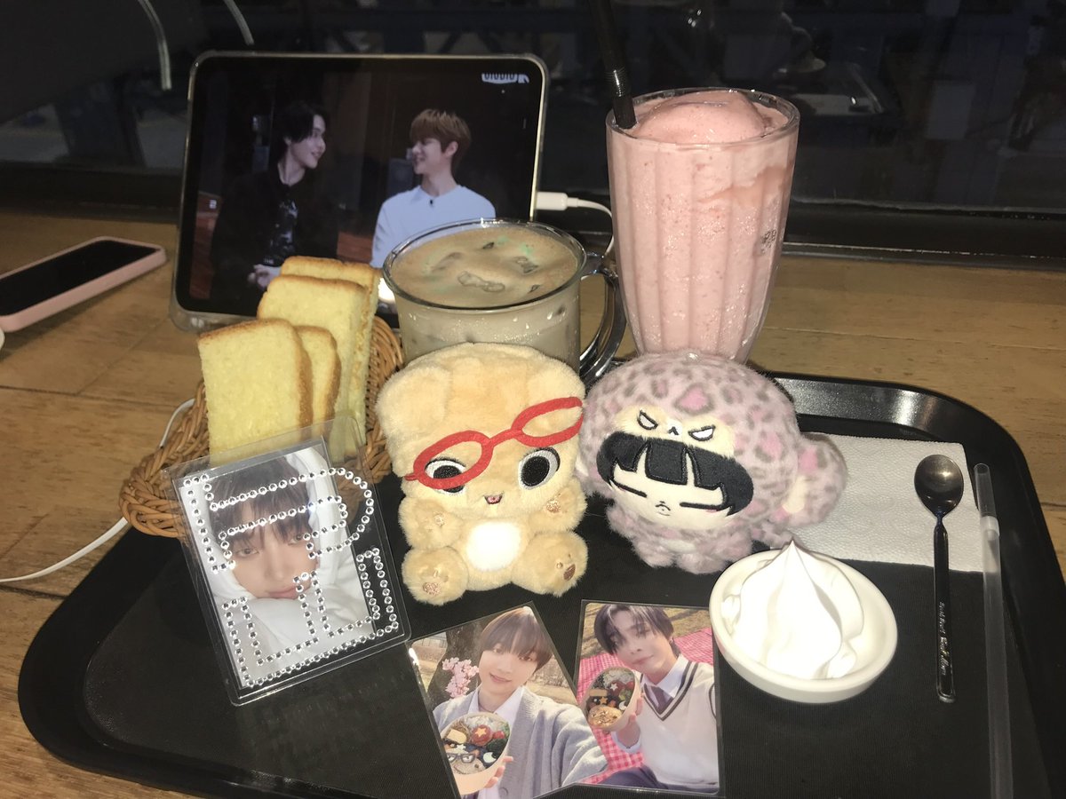 esznf's tweet photo. 캔모아♡나  
음료색귀욥지않나요🤎🩷 https://t.co/w7p1KSbqJm