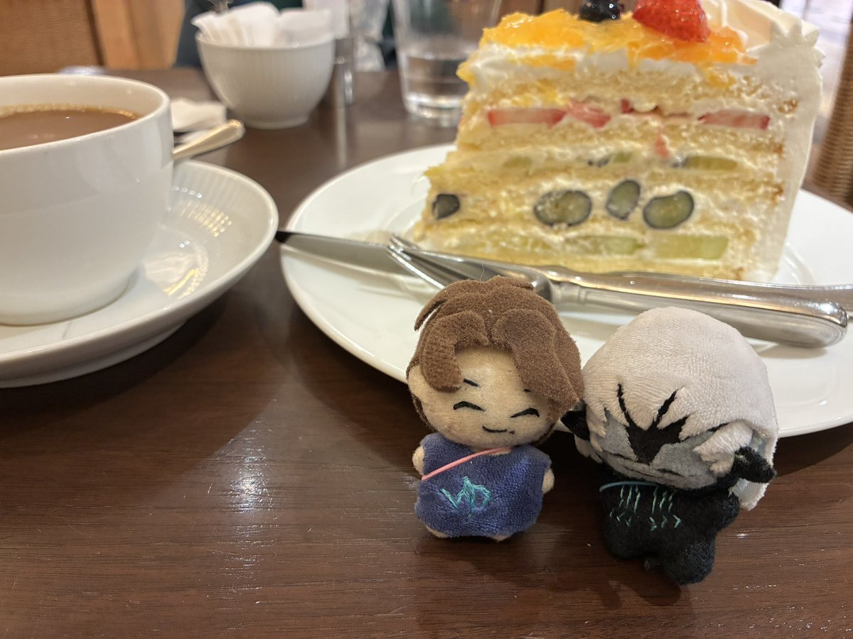 KBT1010's tweet photo. 久しぶりにハーブスへ。ここのでっかいケーキのメロンはしっかり甘くて大好き(●´ω｀●)美味しいコーヒーもおかわりできるし(●´ω｀●) https://t.co/JvDxqqaGNO