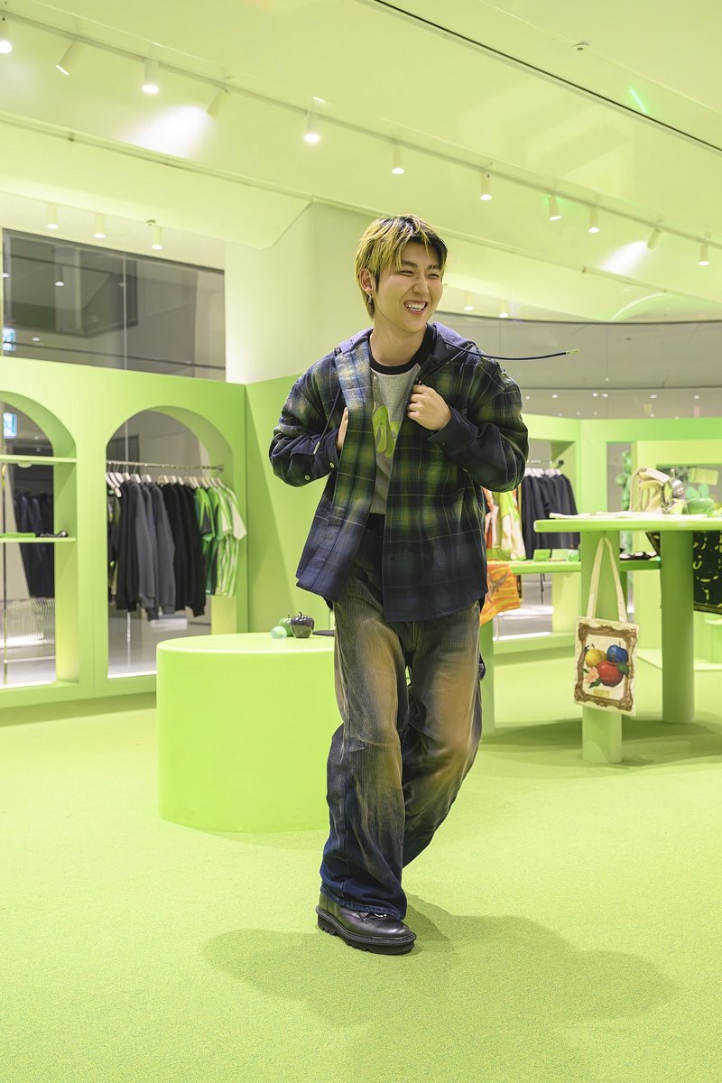 oricon's tweet photo. ミセス若井滉斗、韓国ソウルの
ソウルタワー点灯式に登場🍏
⠀
日本人アーティストとして初
“ミセスイメージ”の特別ライトアップ
⠀
数時間前の告知にもかかわらず
約500人のファン集結
「皆さん来てくれてありがとう❗️」
⠀
📸写真15枚
『POPS』ポップアップストアにも来店
https://t.co/JC13rZLbrM
⠀
#MrsGREENAPPLE