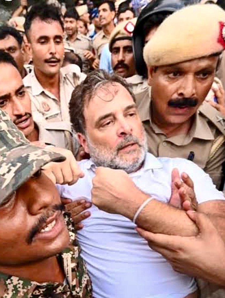 Ramesh18498367's tweet photo. ये लोकतंत्र नही ये तानाशाही तंत्र है। इज्ज़त से जिंदा रहना है तो विरोध करो जिल्लत से मरना है तो वाह वाह करो। https://t.co/BvOcjc1S5w