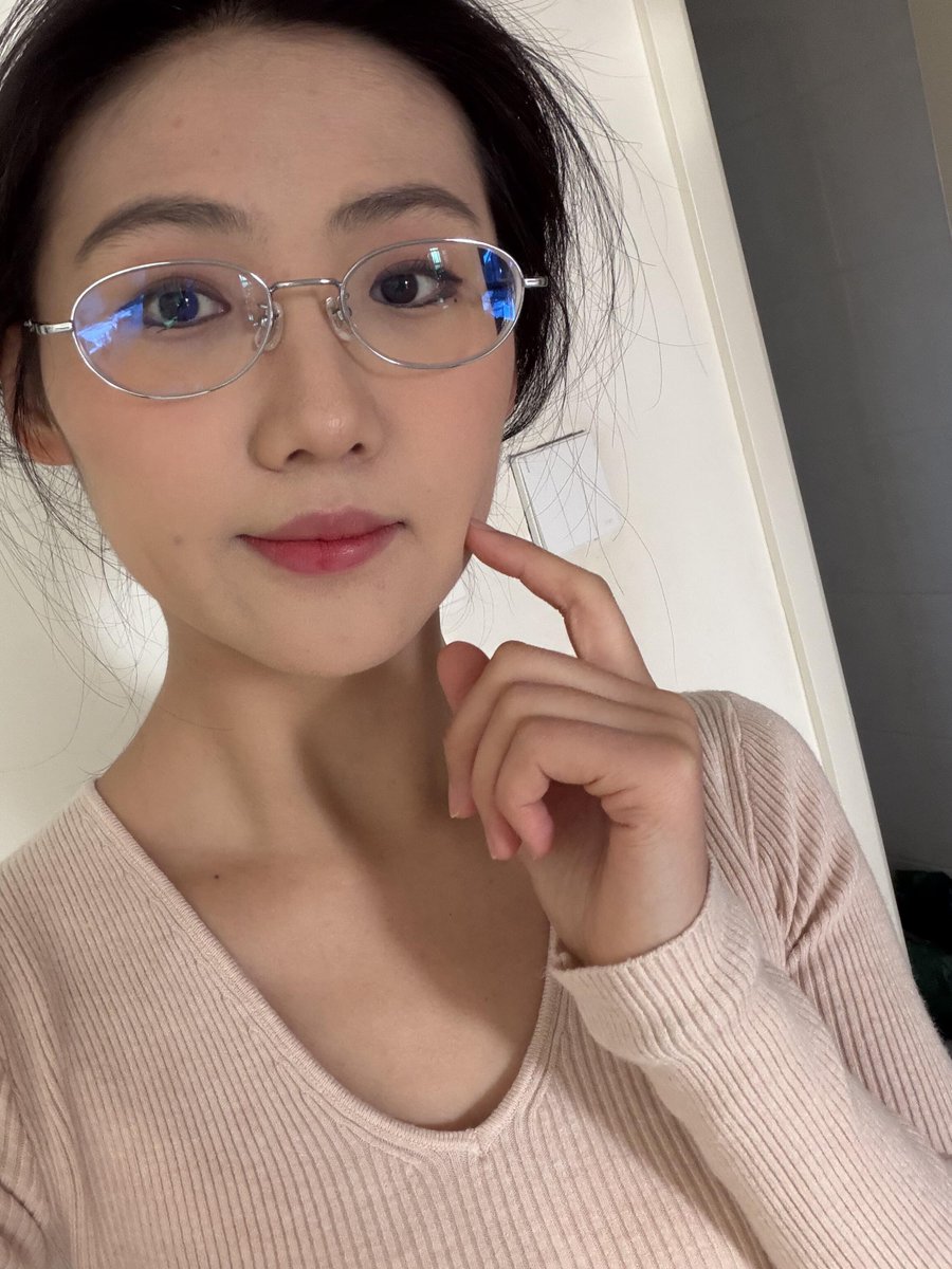SathishkumarMk6's tweet photo. 90后已婚体制内新人老师  第一次在X发露脸 国庆日常，会有人喜欢吗？    有刚翻墙的朋友吗？交个朋友！欢迎聊天🤗 https://t.co/UFUsse7Kze
