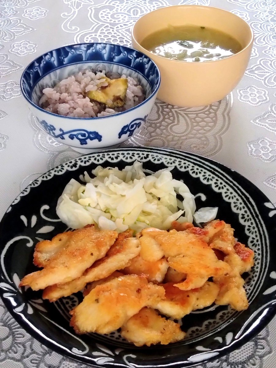 JJ9014meal's tweet photo. ☀お昼ご飯☀
•鶏むね肉の香味揚げ焼き
•玉ねぎとレタスのコンソメスープ
•栗ご飯
あり合わせすぎて和洋中折衷w

#おうちごはん https://t.co/LESFxXIASG