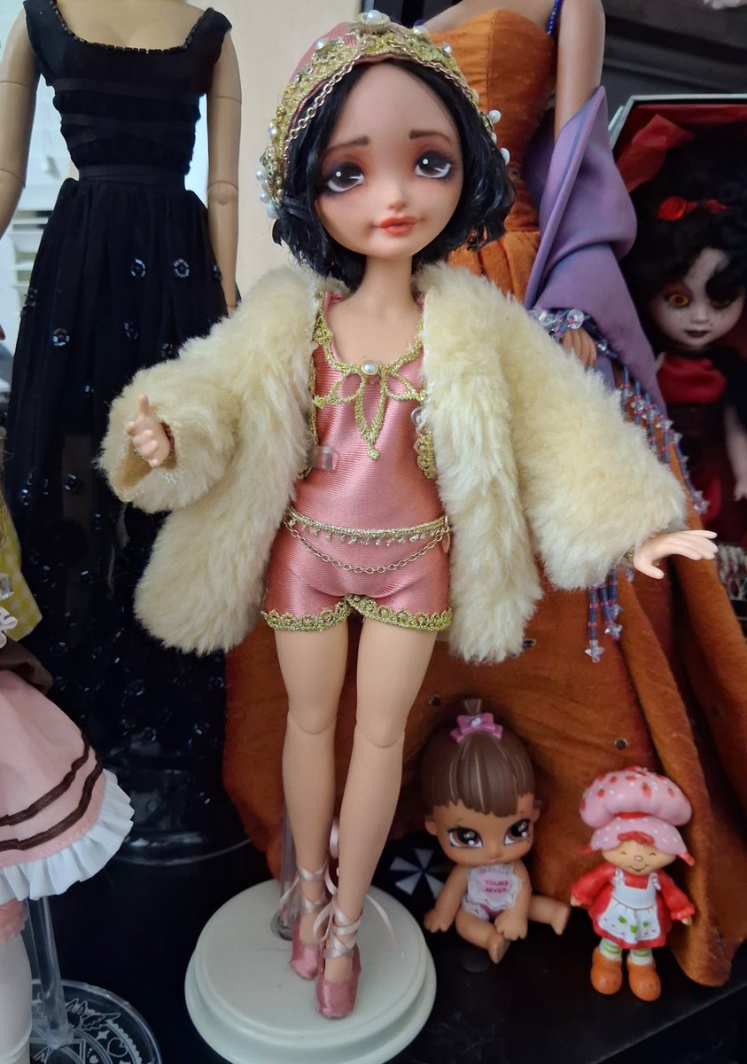 personalclowb's tweet photo. She looks FAR more complete with her bigass coat https://t.co/r3DtGwn7Uu