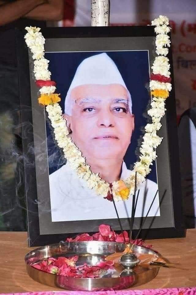 dr_mljani634's tweet photo. राजस्थान की किसान राजनीति के सशक्त स्तंभ और जननेता, किसान केसरी स्व. श्री परसराम मदेरणा जी की जयंती पर उन्हें कोटिशः नमन करता हूँ 

‘साहब’ को शत-शत नमन। 🙏
#parsrammderna
@INCIndia
@LeelaMaderna 
@DivyaMaderna https://t.co/qftVBw7tV6