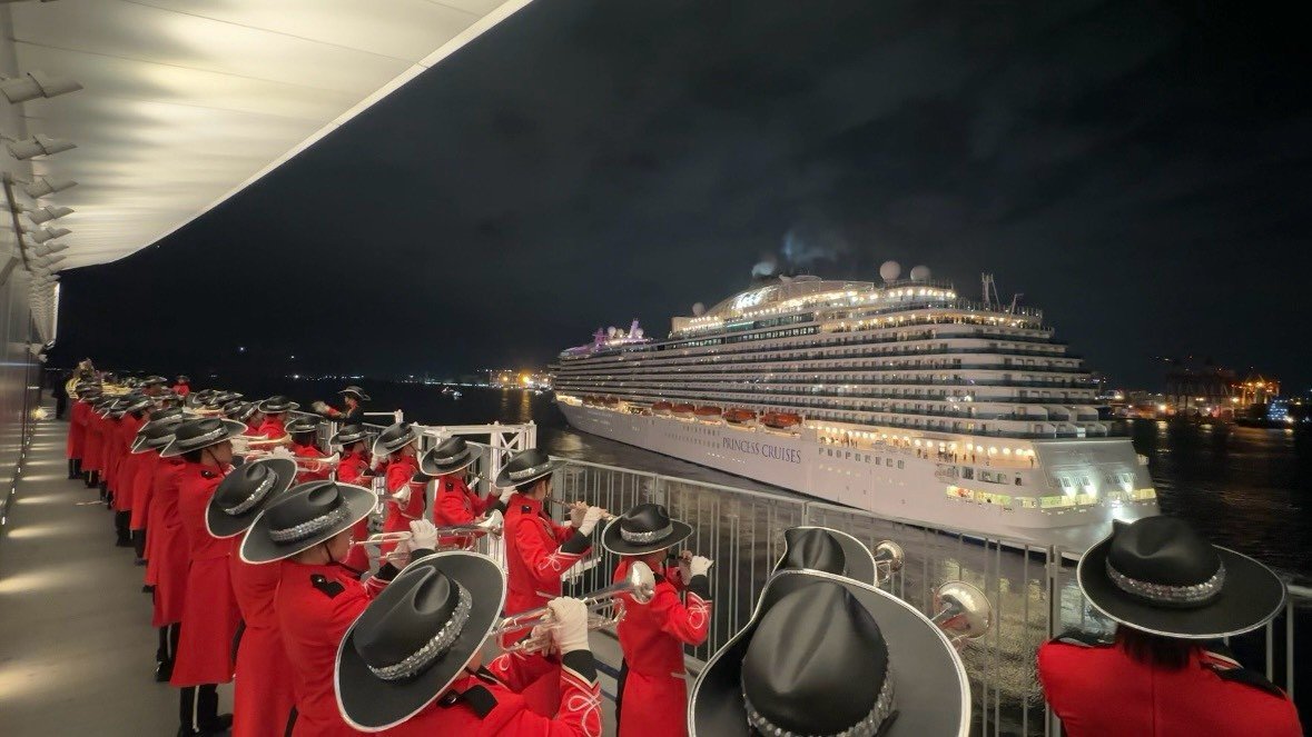 nichidai_suiken's tweet photo. 【出港歓送演奏】
客船「ROYAL PRINCESS」の出港歓送演奏を行いました!
旅立ちの瞬間に音楽を届けることができ、とても貴重な経験になりました🎶
素敵な旅になりますように🛳️
#princesscruises #royalprincess #日本大学 #日本大学吹奏楽研究会 #吹奏楽 https://t.co/LwCqP9ntrt