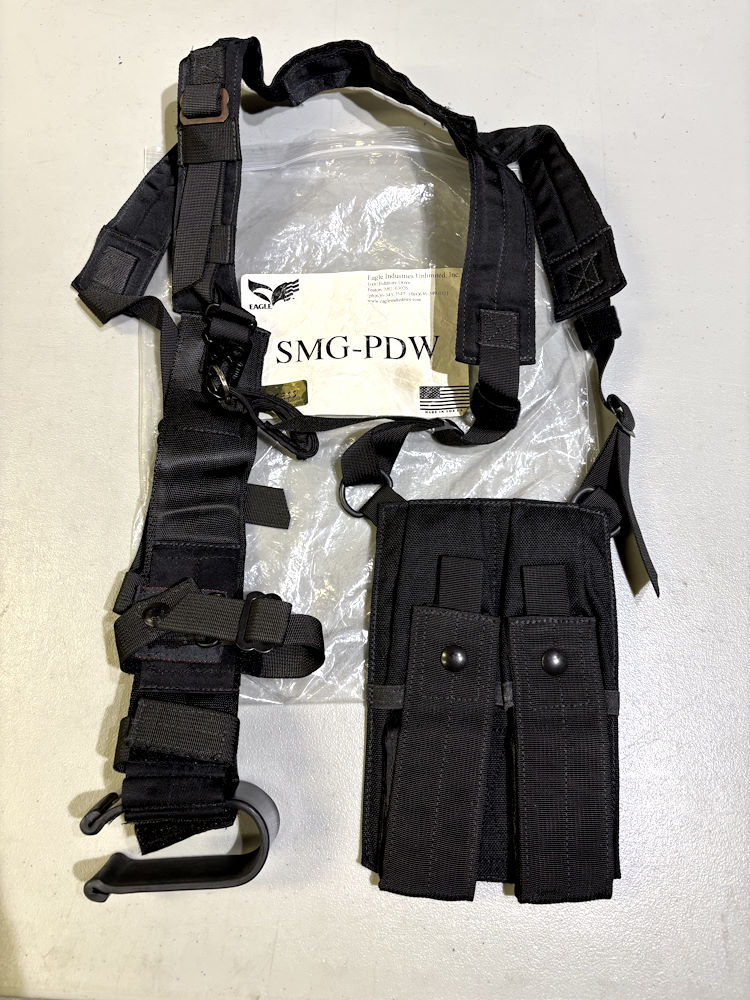 DCW884's tweet photo. 先日入荷した商品の紹介です！
EAGLE製のサブマシンガン用ショルダーホルスターです。
2枚目は参考画像ですが、このような形で装着するようです。
ご希望の方がいらっしゃいましたら通販にも対応いたしますので、メッセージよりご連絡ください。

価格は9,800円、送料着払い、銀行振込でのお支払いとなります。
店頭でも販売していますので、売り切れの際はご了承ください🙇‍♂️