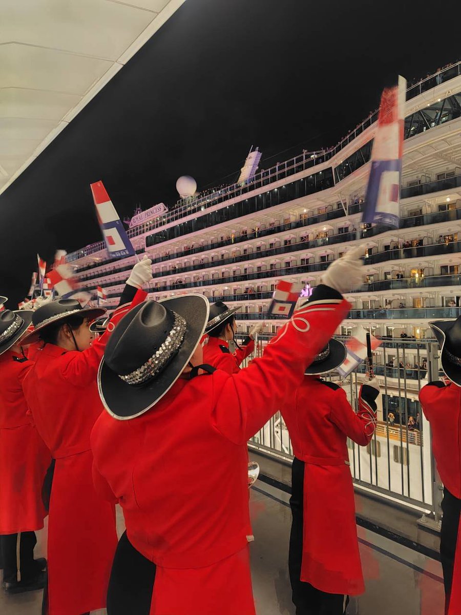 nichidai_suiken's tweet photo. 【出港歓送演奏】
客船「ROYAL PRINCESS」の出港歓送演奏を行いました!
旅立ちの瞬間に音楽を届けることができ、とても貴重な経験になりました🎶
素敵な旅になりますように🛳️
#princesscruises #royalprincess #日本大学 #日本大学吹奏楽研究会 #吹奏楽 https://t.co/LwCqP9ntrt
