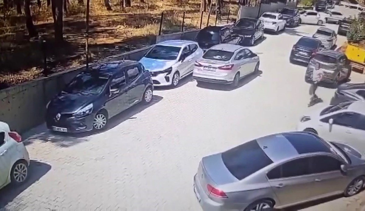 GHTHaberTR's tweet photo. Hatay'ın Kırıkhan ilçesinde el frenini çekmeyi unutan sürücünün otomobili geri hareket ederken güvenlik görevlileri aracı durdurdu ve olası bir kazayı önledi. https://t.co/V57SClbnBc