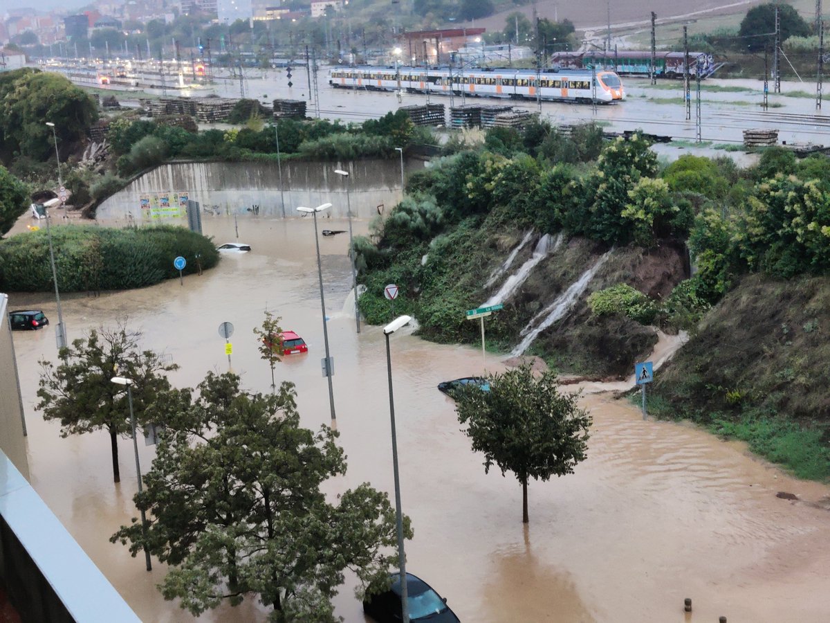 dumpecita's tweet photo. Y aquí está el origen de las inundaciones en Granollers. Gracias a @Renfe después las últimas obras se monta esta laguna tanto hoy como ayer, @granollers supongo q como ayer, sin poder sacar los coches #renfe #granollers @telediario_tve @A3Noticias @catalunya https://t.co/5sMg1y65jp