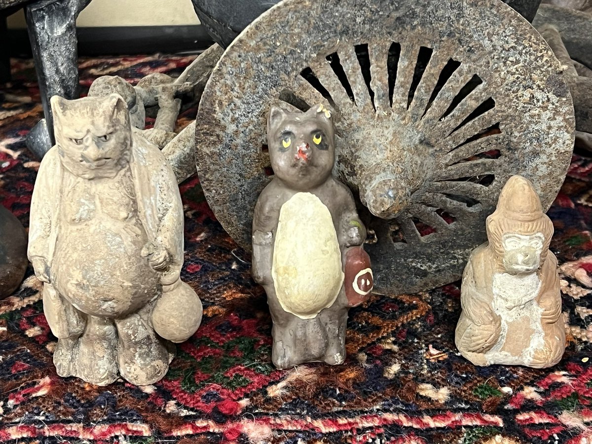 murozonovsky's tweet photo. 原作で協力いただいている骨董・古美術店「江戸市川」さんの倉庫に来ています。

雑多に色々置かれている倉庫
マイセンのフィギュリンに古いおかめ、タヌキや猿の土人形
唐時代の仏頭にこけしにロイヤルコペンハーゲンのイヤープレート(猫！)
後ろには竹久夢二、伊東深水、菱田春草(黒き猫！)の版画and so on…

さすが倉庫、物が多い…動きにくい…
