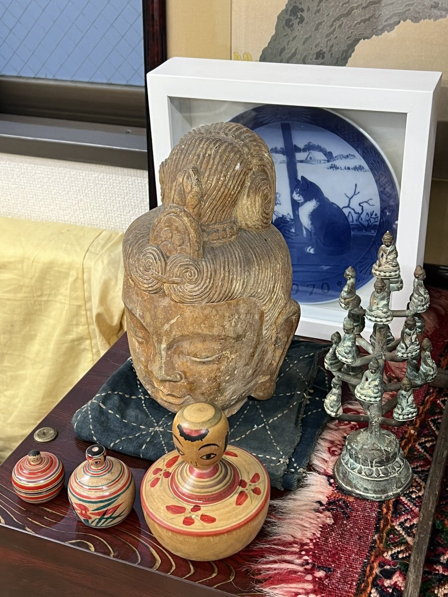 murozonovsky's tweet photo. 原作で協力いただいている骨董・古美術店「江戸市川」さんの倉庫に来ています。

雑多に色々置かれている倉庫
マイセンのフィギュリンに古いおかめ、タヌキや猿の土人形
唐時代の仏頭にこけしにロイヤルコペンハーゲンのイヤープレート(猫！)
後ろには竹久夢二、伊東深水、菱田春草(黒き猫！)の版画and so on…

さすが倉庫、物が多い…動きにくい…