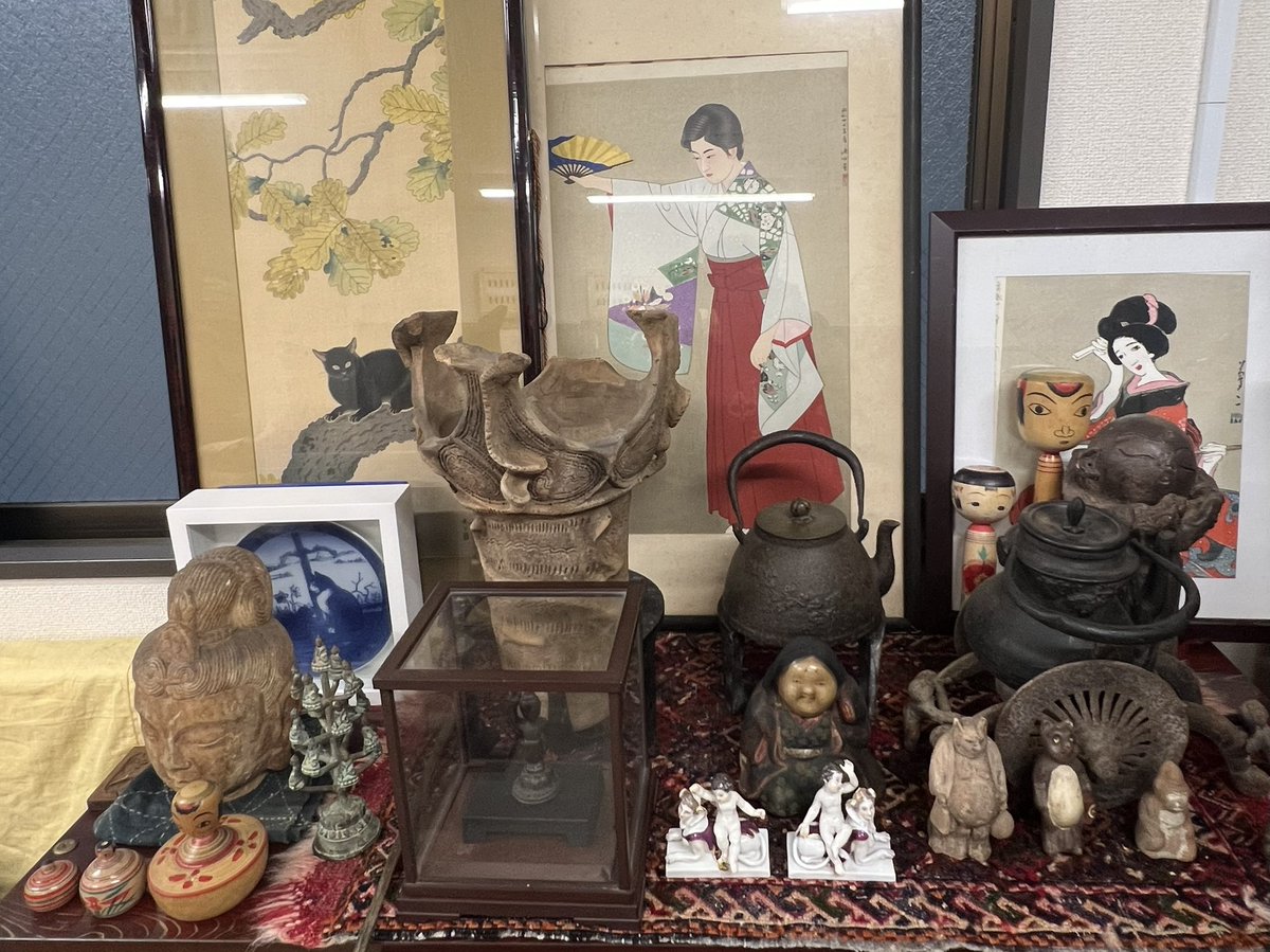 murozonovsky's tweet photo. 原作で協力いただいている骨董・古美術店「江戸市川」さんの倉庫に来ています。

雑多に色々置かれている倉庫
マイセンのフィギュリンに古いおかめ、タヌキや猿の土人形
唐時代の仏頭にこけしにロイヤルコペンハーゲンのイヤープレート(猫！)
後ろには竹久夢二、伊東深水、菱田春草(黒き猫！)の版画and so on…

さすが倉庫、物が多い…動きにくい…