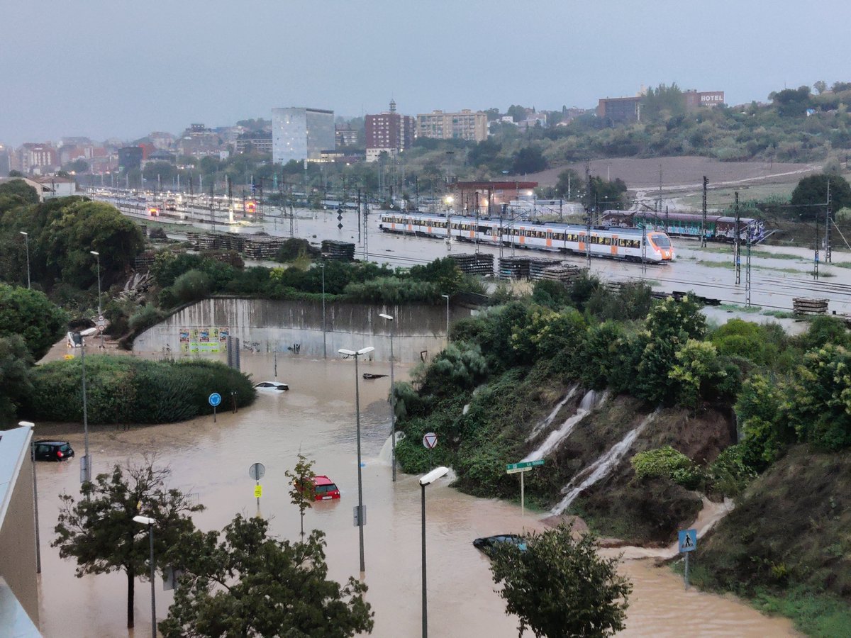 dumpecita's tweet photo. Y aquí está el origen de las inundaciones en Granollers. Gracias a @Renfe después las últimas obras se monta esta laguna tanto hoy como ayer, @granollers supongo q como ayer, sin poder sacar los coches #renfe #granollers @telediario_tve @A3Noticias @catalunya https://t.co/5sMg1y65jp