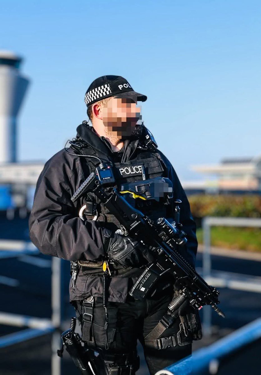 hadalanolantis's tweet photo. HkのFacebookより
【イギリスのジャージー島で警察用カービン銃として使用されているHK433の比較的新しい写真】

HK433ってイギリスの警察でも採用されていたのか！Σ（￣□￣;）

#HK
#HK433 https://t.co/HynagUaXbF