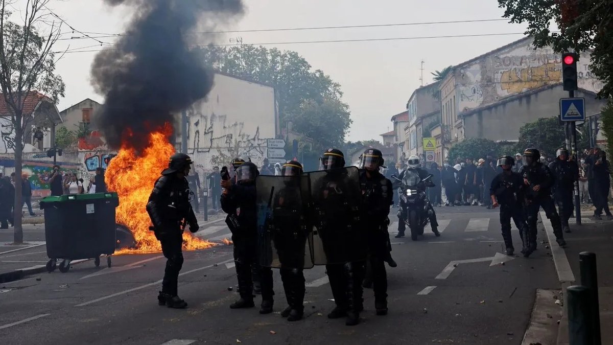 thenewsdrum's tweet photo. Why France’s school protests spiralled into arson, vandalism and street violence

READ | https://t.co/GDgNybeHyx

#France #FrenchProtests #FranceSchoolProtests #Paris #SchoolProtests https://t.co/mQrT5HEfeG
