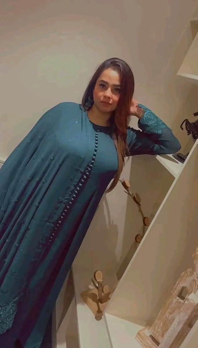 MahaButtni's tweet photo. عورت اس حد تک نازک مزاج ہے کہ ایک پھول پر گھوڑی بننے کیلئے راضی ہو جاتی ہے https://t.co/byOHetbQWc