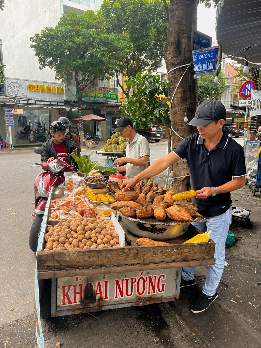 OOODavidOOO's tweet photo. My love for scooters and markets combined. Funny story, Part 1. In Da Nang, I rented an e-scooter to practice. My friend refused my airport ride and took Grab instead. Fair. After quiet streets, I tackled busy intersections, side quests, lunch, https://t.co/7e6xdMPej6