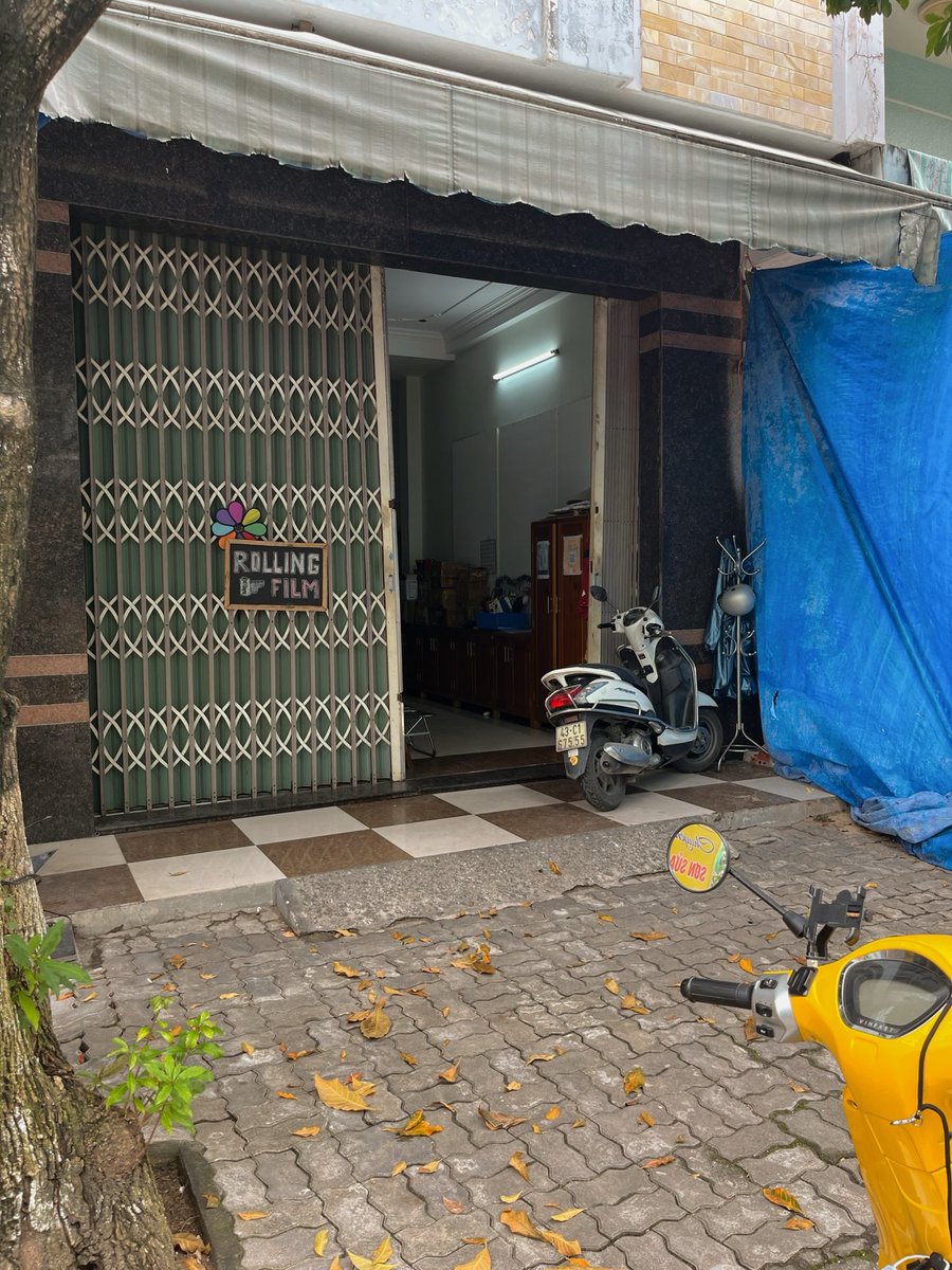 OOODavidOOO's tweet photo. My love for scooters and markets combined. Funny story, Part 1. In Da Nang, I rented an e-scooter to practice. My friend refused my airport ride and took Grab instead. Fair. After quiet streets, I tackled busy intersections, side quests, lunch, https://t.co/7e6xdMPej6