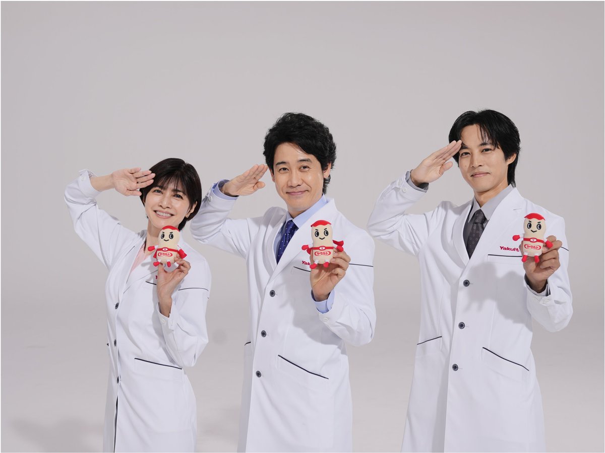 Yakult_Man's tweet photo. ＼🆕新発売／

新商品！ヤクルト免疫バランスのCMがスタート
研究員姿の #大泉洋 さん #松坂桃李 さん #内田有紀 さんが3人そろって登場！

背景に出てくるシーンはぜんぶ、実際にセットを組んでるんだって👀

詳細はコチラ→https://t.co/EGzuQdwlKZ https://t.co/NZzrFLEYbz