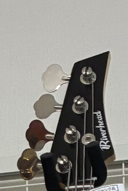 nohozombie's tweet photo. メーカーにも問い合わせたけど貰い物のこのリバーヘッドのベースの正体がわからない。2014年付近の情報すらインターネットから消えかけている。あと何年かしたら何にもわからなくなる。 https://t.co/vfdWT7ZY5j