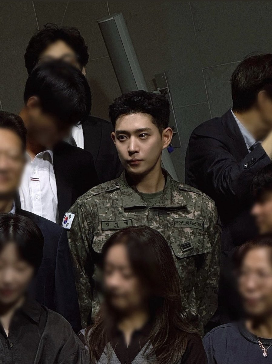 saaki6v6's tweet photo. 韓国でも'軍隊が似合いすぎる男'でバズっているようで🙂‍↕️わかる🙂‍↕️ https://t.co/4g1c8mc4nb
