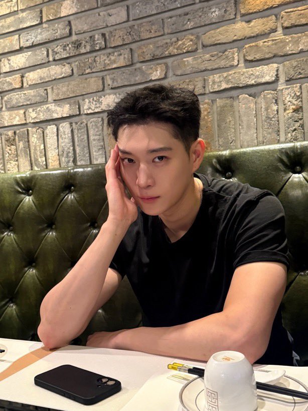 saaki6v6's tweet photo. 韓国でも'軍隊が似合いすぎる男'でバズっているようで🙂‍↕️わかる🙂‍↕️ https://t.co/4g1c8mc4nb