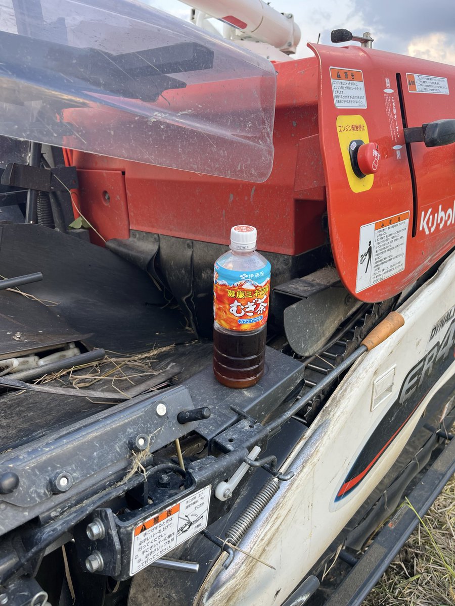 spec_sl4's tweet photo. 昨日で今シーズン最後の稲刈りの予定だったが、また追加が出てきた。ええんやで困ったらなんでも言ってくれれば https://t.co/TQld0AHxG9