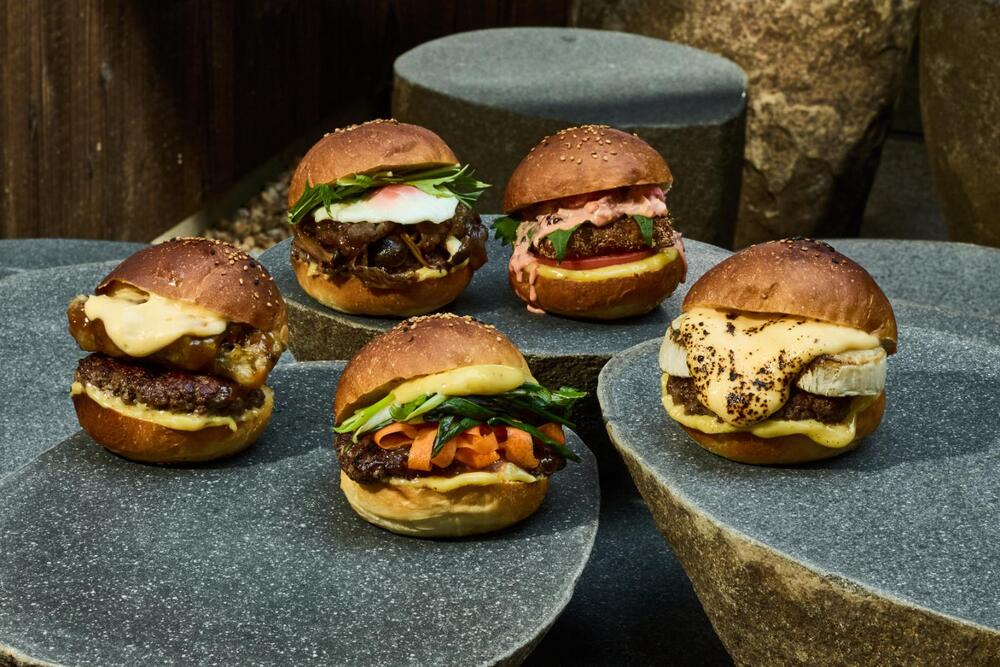 fashionpressnet's tweet photo. 「ネオナイスバーガー」「アイムドーナツ？」京都・寺町に同時オープン、京野菜のバーガーなど限定メニュー - https://t.co/1ZQXu9xR2D https://t.co/ewJ5XP46Xo