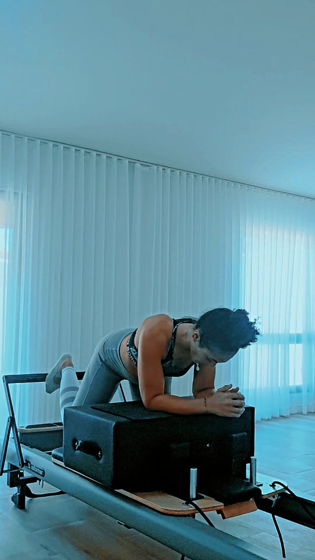 60Sena's tweet photo. Build leg strength and control on the reformer. 1. Plank Leg Extensions
2. Standing Side Splits
3. Single-Leg Quadruped Press

Save this for your next lower-body session. https://t.co/MGH3f50Geb