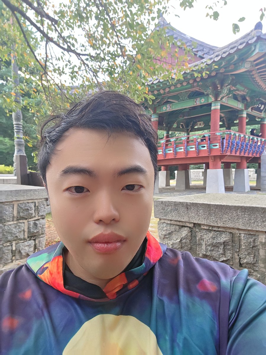 LTT_0fficial's tweet photo. 가족들과 함께

정발산 놀러옴

멋지당 https://t.co/M3fuzhUNNM