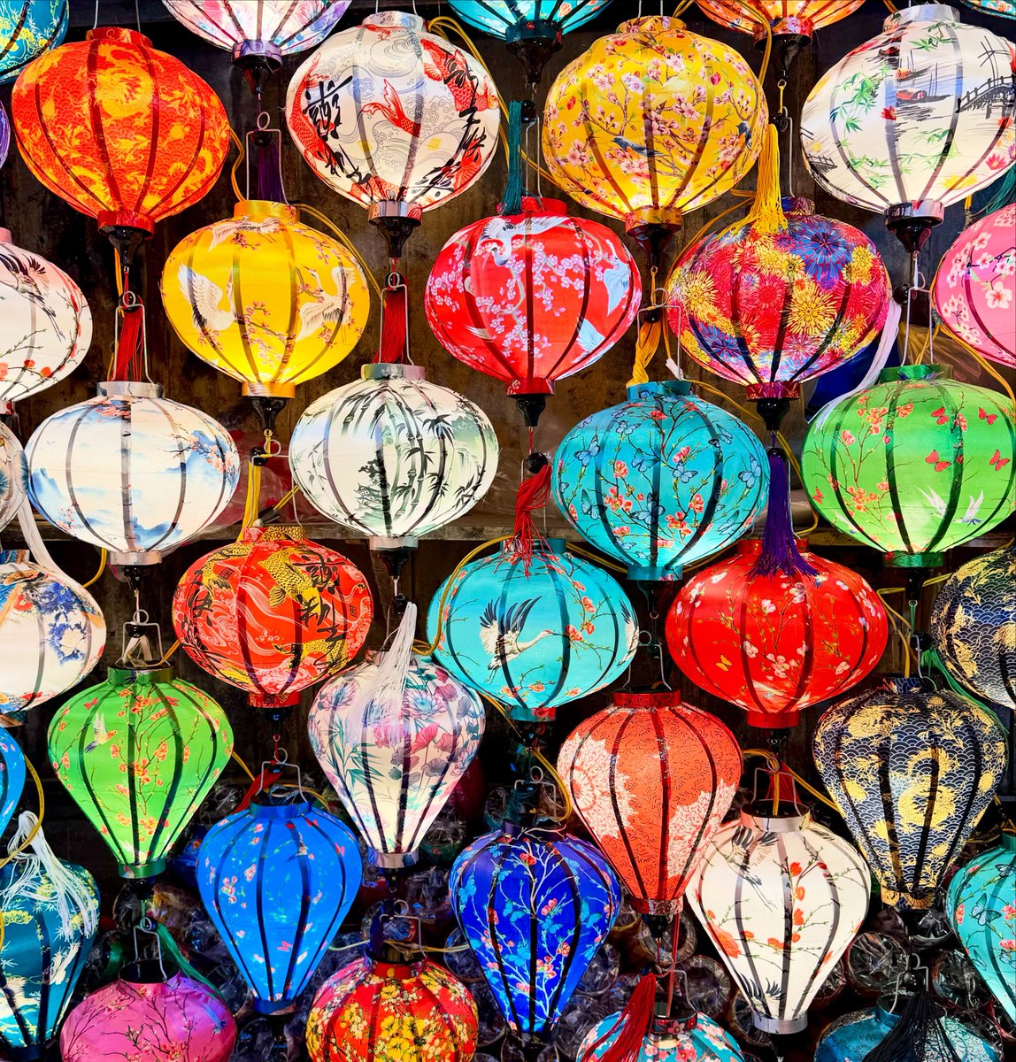 Diiet_0's tweet photo. Hoi An, the town of lanterns, comes alive with colourful handcrafted silk and bamboo displays. Pose among the glowing lights for a fun, memorable moment. https://t.co/QV8r5wDQtv