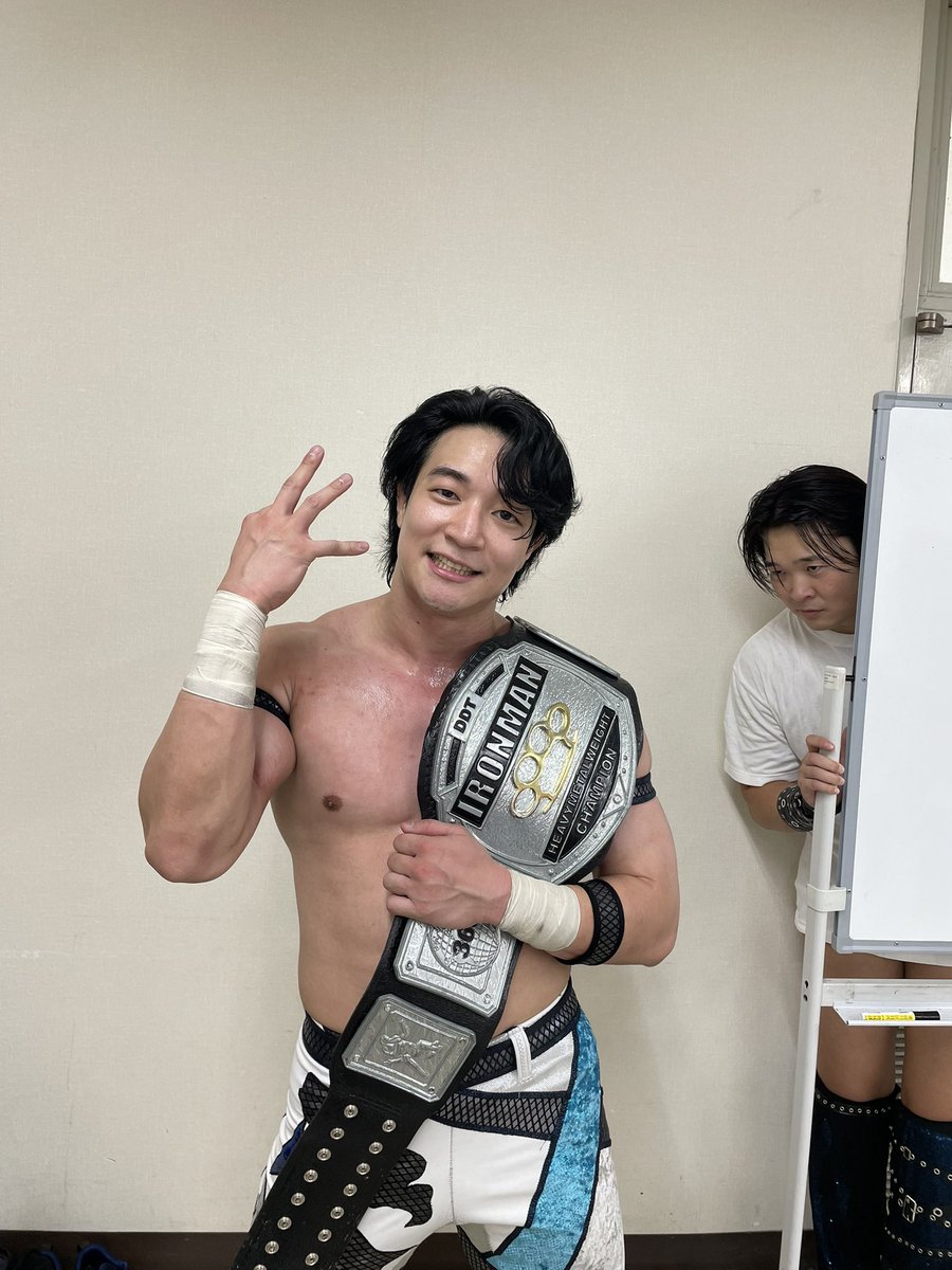 matsui1_2_3's tweet photo. そう言えば、上野がアイアンマン王者になりましたね。
今後、どんな防衛ロードを歩んでいくのか。
試合以外のところでコロっとすぐに取られちゃうのか？
と思いきやしばらく保持し続けるのか？
想像すると楽しみです。
昨日の最後は、退場する吉村とエンドアナウンスで待機中の上野が抱擁をかわして周年を祝福。
綺麗なエンディングで幕…と思いきや、To-yがワタクシを連れてゲート裏から登場。
スリーパーで奇襲、あっけなく切り返されて失神。
という絵のエンディングとなりました。
To-yはどうしても上野のアイアンマンが欲しい模様ですが、果たしてどうなることやら？