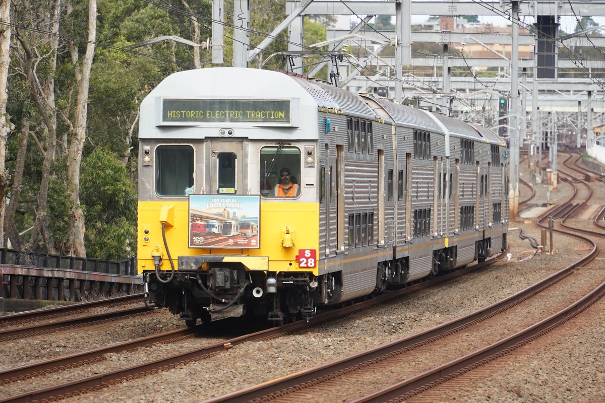 AunzRailfan's tweet photo. シドニーS setがエキスポ3日間の運用を終え、Flemington車庫まで回送されました。
16年前のオーストラリア初旅行ではS setが沢山走っており、2階建ての大きな車体や工業的なデザインが衝撃的でした。
引退後も動態保存され、このように元気に走り続けるよう整備するのがオーストラリアの凄い文化です。 https://t.co/GjZLZhUxCA