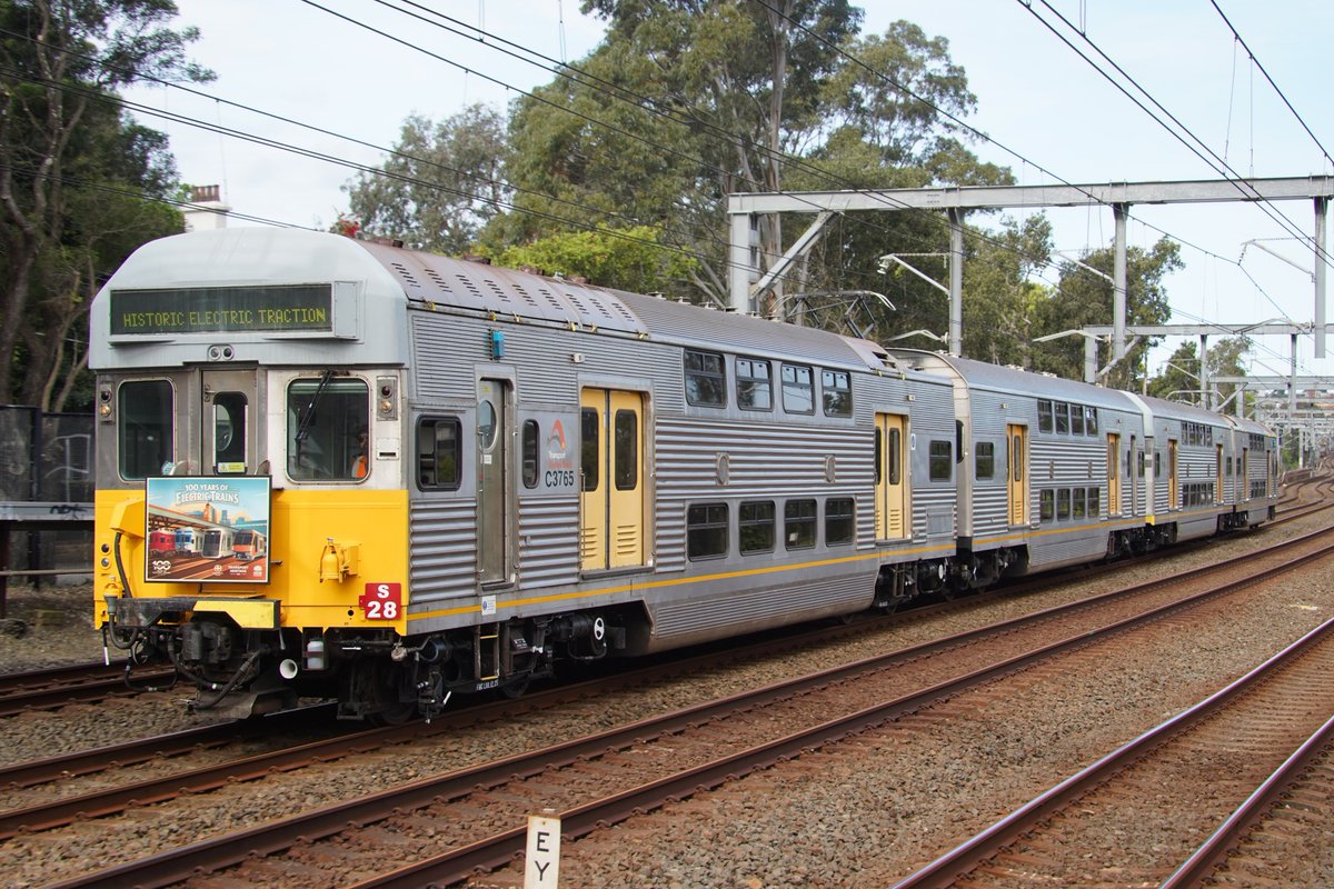 AunzRailfan's tweet photo. シドニーS setがエキスポ3日間の運用を終え、Flemington車庫まで回送されました。
16年前のオーストラリア初旅行ではS setが沢山走っており、2階建ての大きな車体や工業的なデザインが衝撃的でした。
引退後も動態保存され、このように元気に走り続けるよう整備するのがオーストラリアの凄い文化です。 https://t.co/GjZLZhUxCA