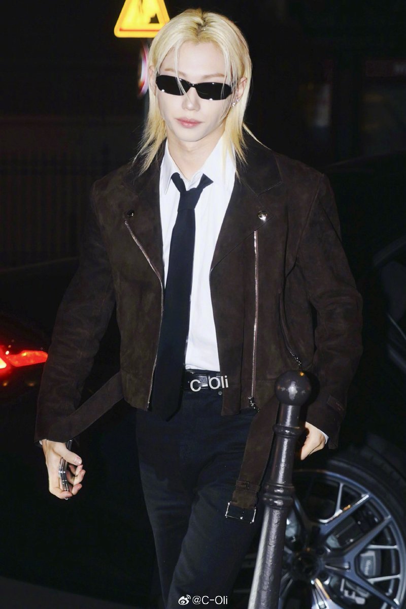 FLXCentral's tweet photo. Stunning photos #FELIX in Paris by fashion blog C-Oli 🖤

“Felix Yongbok Lee was out in Paris for dinner last night and this set of street shots is absolutely stunning❗️ The blond hair under the flash, the loose and casual tie, the free-spirited moto jacket, and the long legs with nowhere to put them—there are simply too many highlights❗️ See you at the show soon” 

FELIX ICÔNE DE LA MODE
#FELIXxLVSS27 #FELIX 
@LouisVuitton