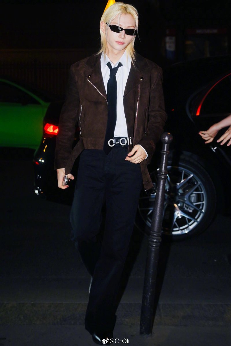 FLXCentral's tweet photo. Stunning photos #FELIX in Paris by fashion blog C-Oli 🖤

“Felix Yongbok Lee was out in Paris for dinner last night and this set of street shots is absolutely stunning❗️ The blond hair under the flash, the loose and casual tie, the free-spirited moto jacket, and the long legs with nowhere to put them—there are simply too many highlights❗️ See you at the show soon” 

FELIX ICÔNE DE LA MODE
#FELIXxLVSS27 #FELIX 
@LouisVuitton