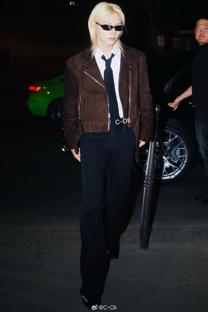 FLXCentral's tweet photo. Stunning photos #FELIX in Paris by fashion blog C-Oli 🖤

“Felix Yongbok Lee was out in Paris for dinner last night and this set of street shots is absolutely stunning❗️ The blond hair under the flash, the loose and casual tie, the free-spirited moto jacket, and the long legs with nowhere to put them—there are simply too many highlights❗️ See you at the show soon” 

FELIX ICÔNE DE LA MODE
#FELIXxLVSS27 #FELIX 
@LouisVuitton