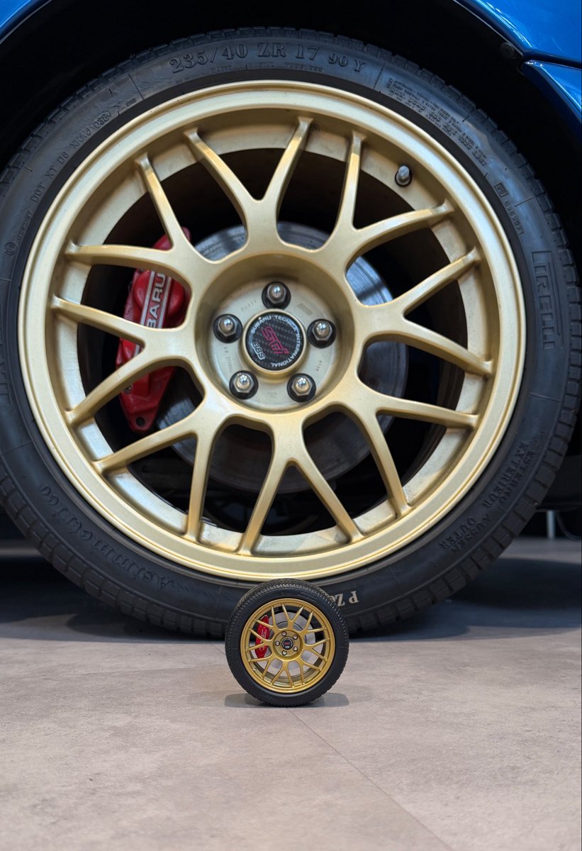 STI_lnc's tweet photo. アシェットさまから刊行中の「週刊Impreza 22B-STi VERSIONをつくる」の組み立てを開始しました。

まずは9号まで組み立て完了です。
実車と並べてみると非常に精巧に作られているのが分かります。

組立中の模型はSTIギャラリーのどこかで展示していますので探してみて下さい。 https://t.co/LedPCypEce