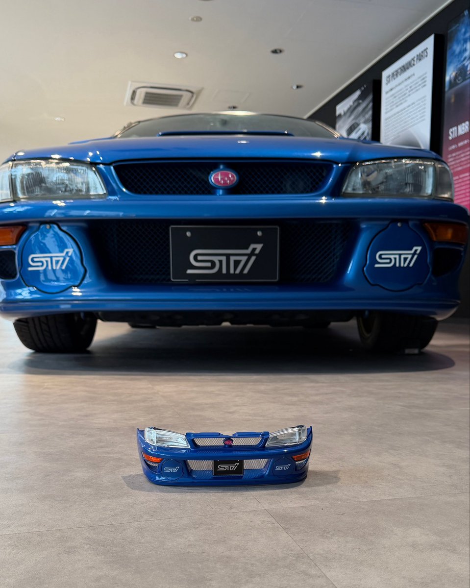 STI_lnc's tweet photo. アシェットさまから刊行中の「週刊Impreza 22B-STi VERSIONをつくる」の組み立てを開始しました。

まずは9号まで組み立て完了です。
実車と並べてみると非常に精巧に作られているのが分かります。

組立中の模型はSTIギャラリーのどこかで展示していますので探してみて下さい。 https://t.co/LedPCypEce
