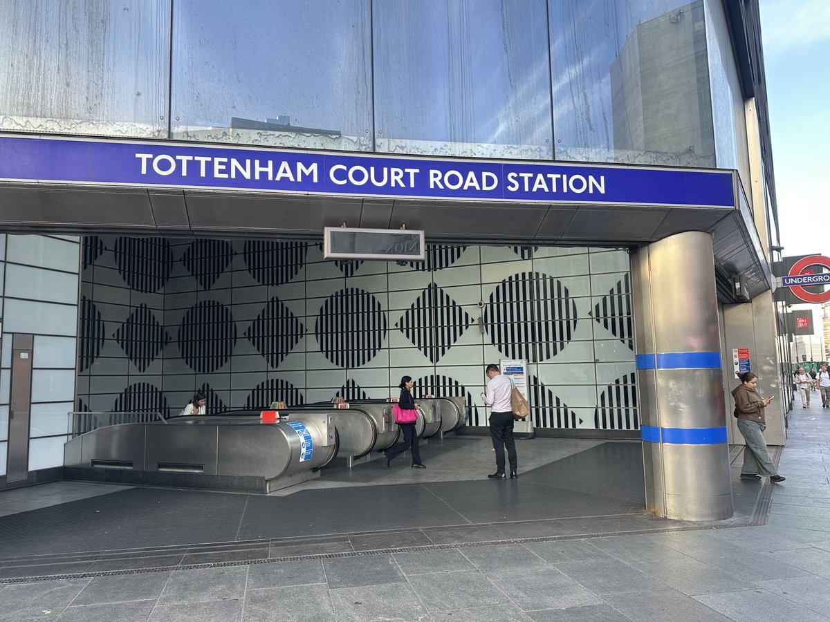 shi17_na's tweet photo. UK4日目①

この日朝はまず、ロンドンを歩いてトッテナム・コート・ロード駅へ。大英博物館の前を通り、本物だ！と外観の写真だけパシャリ。そこからパディントン駅に向かうまでは順調だったけど、パディントンに着いたら予約してた列車がなんとギリギリでキャンセルになって慌てた😂

#sheena_UK旅 https://t.co/sjK8HQ8FiB