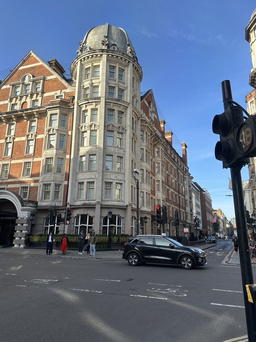 shi17_na's tweet photo. UK4日目①

この日朝はまず、ロンドンを歩いてトッテナム・コート・ロード駅へ。大英博物館の前を通り、本物だ！と外観の写真だけパシャリ。そこからパディントン駅に向かうまでは順調だったけど、パディントンに着いたら予約してた列車がなんとギリギリでキャンセルになって慌てた😂

#sheena_UK旅 https://t.co/sjK8HQ8FiB
